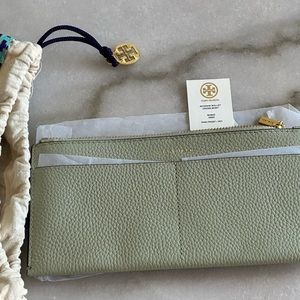 New never used Tory Burch wallet in light green